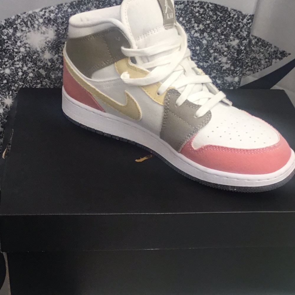 Jordan 1s 61/2 Youth/ Woman’s 8